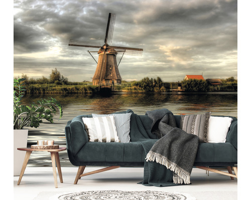 Fotobehang met windmolen aan het meer achter een bank in de woonkamer