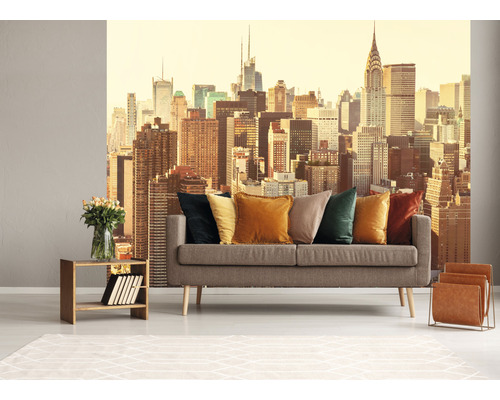 Woonkamer met fotobehang New York Skyline, bank, kussens en decoratie