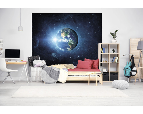 Jongenskamer met bureau, bed, plank en een fotobehang met aarde motief