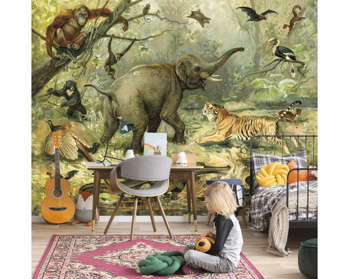 Kinderkamer met junglebehang, bureau en kind