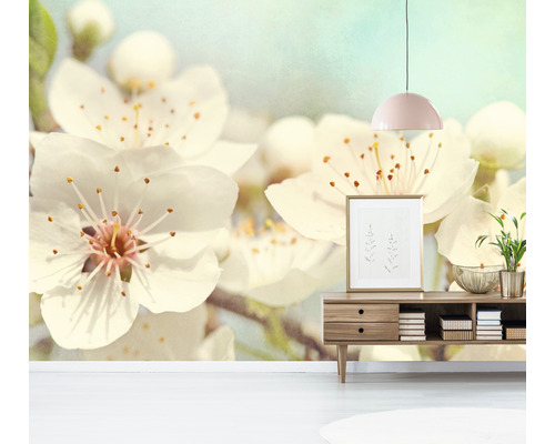 Kamerdecoratie met bloemenbehang, dressoir en decoratie