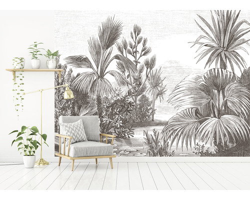 Woonkamer met fauteuil en wandbehang met plantenmotief