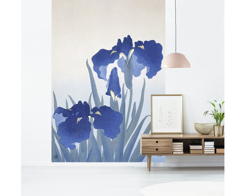 Wanddecoratie met irisbloemenmotief in een heldere woonkamer