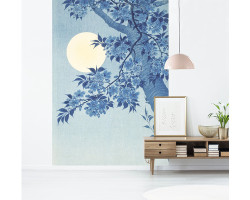 Woonkamer met fotobehang met boom- en bloesemmotief voor een volle maan