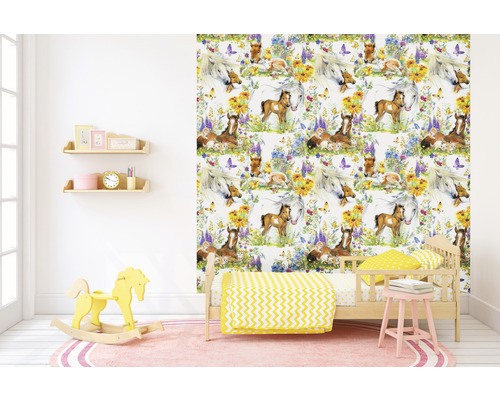 Kinderkamer met paardenbehang, bed, speelgoedpaard en planken