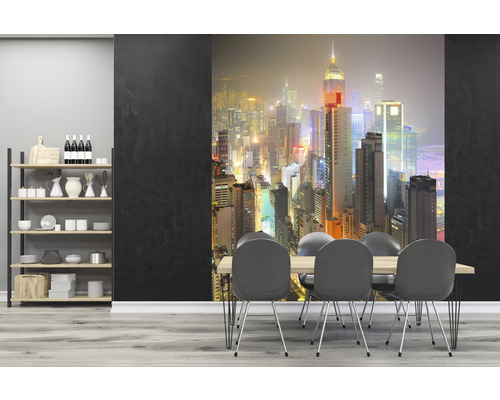 Eetkamer met een fotobehang met een verlichte stad en een plank