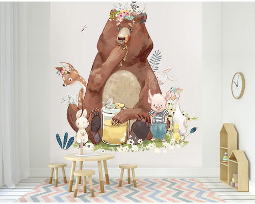 Kinderkamer met muursticker met een beer met honing, een hert, een varken, een gans en een konijn