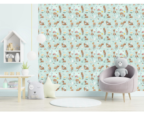 Kindvriendelijke kamer met behang met dierenmotieven
