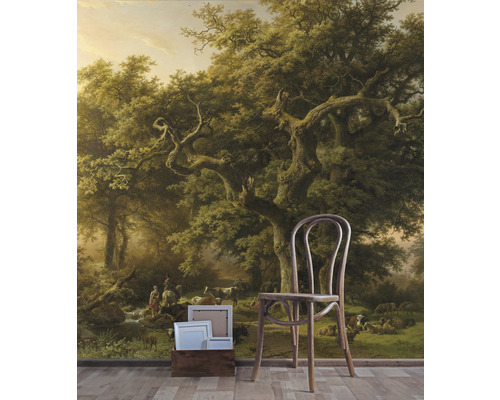 Wanddecoratie met bosmotief, stoel en fotolijsten