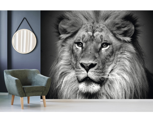 Woonkamer met fauteuil, spiegel en fotobehang met leeuwenmotief