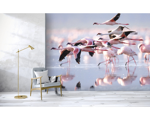 Woonkamer met fotobehang flamingo''s, staande lamp en fauteuil