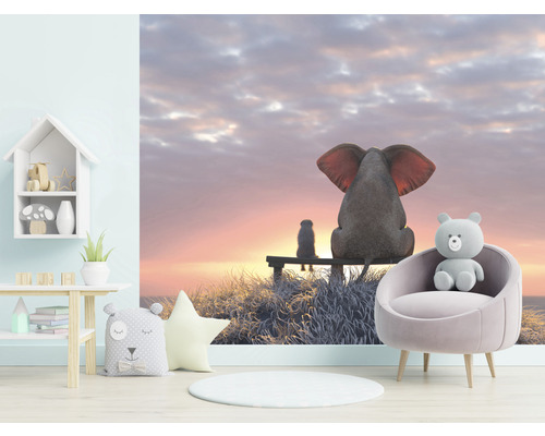 Kinderkamer met een fotobehang waarop een olifant en een hond op een bank bij zonsondergang te zien zijn