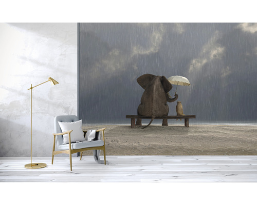 Scene met fauteuil, vloerlamp en een fotobehang met een olifant en een stokstaartje in de regen onder een paraplu