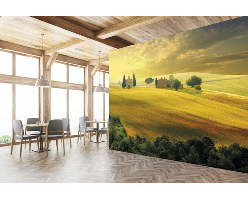 Gastruimte met muurschildering van een Toscaans landschap
