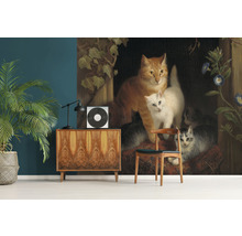 Woonkamer met dressoir, lamp, kamerplant en fotobehang met kattenmotief
