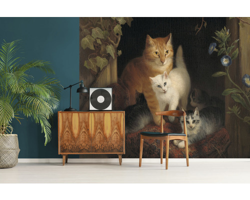 Woonkamer met dressoir, lamp, kamerplant en fotobehang met kattenmotief
