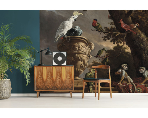 Wanddecoratie met klassiek dierenmotief achter dressoir en stoel