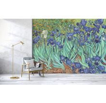 Woonkamer met fauteuils en behang met bloemmotief
