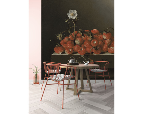 Decoratief interieur met aardbeienmuurschildering, eettafel en stoelen