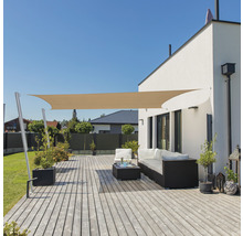 Terras met zonnescherm, zithoek en houten vloer