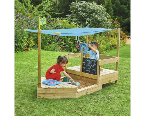 Houten zandbak in de vorm van een boot met twee kinderen, een zonnescherm en een stuurwiel