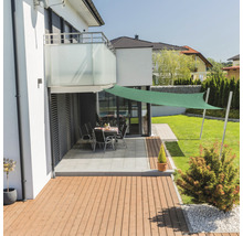 Huis met terras en groen zonnescherm voor buiten