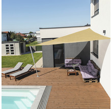 Terras met zonnescherm, ligstoelen en zwembad voor buiten