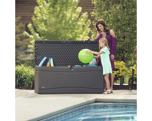 Geopende kunststof tuinkist met moeder en dochter bij het zwembad