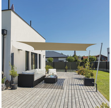 Terras met zonnescherm, tuinmeubelen en houten vloer
