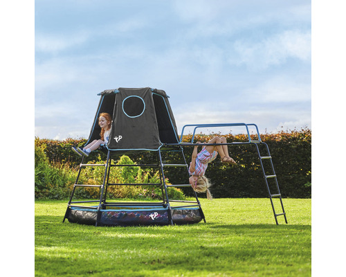Speeltuin met klimrek, tent en twee spelende kinderen in de tuin.