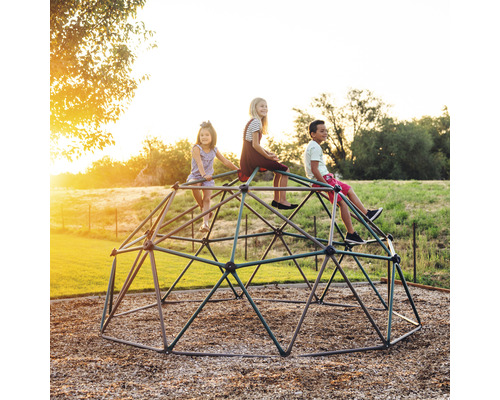 Drie kinderen spelen op een klimrek in de buitenlucht.