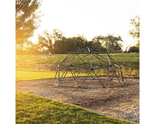 Metalen klimkoepel op een speelplaats