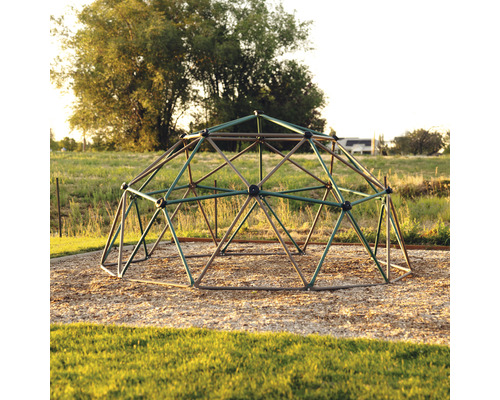 Geodetische koepel als klimrek in een speeltuin