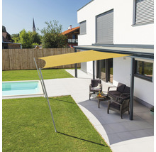 Buitenkant met zonnescherm, terras met zitmeubelen en zwembad in de tuin