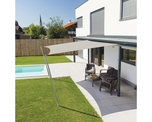 WINDHAGER Schaduwdoek Cannes vierkant lichtgrijs 300x300 cm Buitenfoto van een modern huis met terras, zonnescherm en tuinmeubelen naast een zwembad op een gazon.