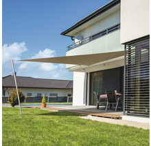 Terras met zonnescherm en tuinmeubelen voor een modern huis