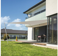 Schaduwdoek op terras met tuin en woonhuis