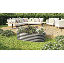 Metalen plantenbak met planten op een terras