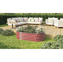 Metalen plantenbak met beplanting in de tuin