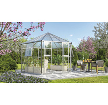 Kas met planten in de tuin