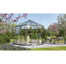Tuinkas in de tuin met planten en tuintafelgroep