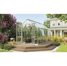 Kas met planten en tuinaccessoires op een terras