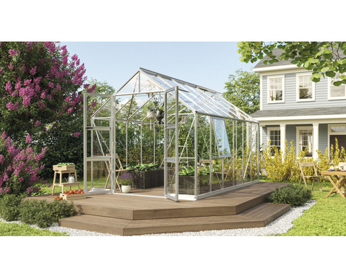 Kas met planten en tuinaccessoires op een terras