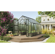 Tuinkas met open deuren op een houten terras in een tuin.