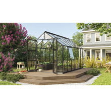 Glazen en metalen kas met open deur op een houten terras in de tuin.
