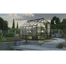 Tuinkas met planten en tuinaccessoires in de tuin