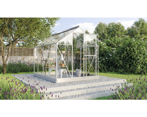 Tuinkas in de tuin met plantenplanken en tuinaccessoires