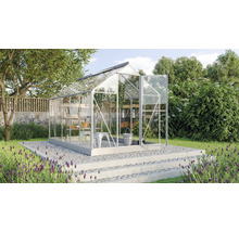 Tuinkas in de tuin met schappen en tuinaccessoires.