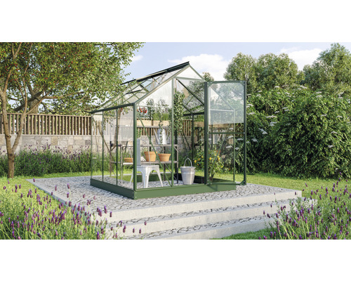 Tuinkas in de tuin met planten en tuingereedschap