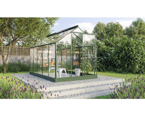 Tuinkas in de tuin met planten en tuingereedschap